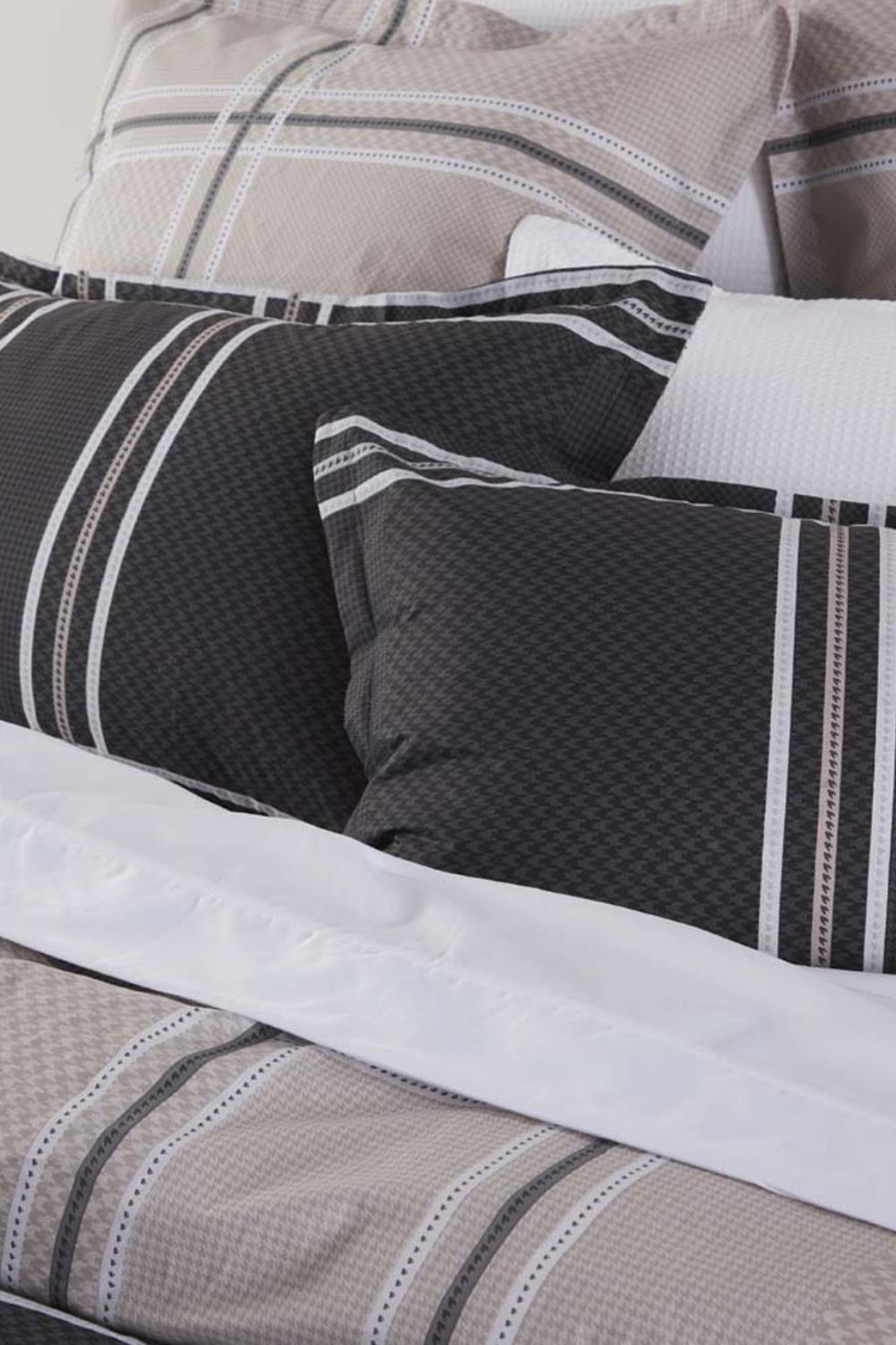 Logan & Mason Charlie Quilt Cover Set- Double