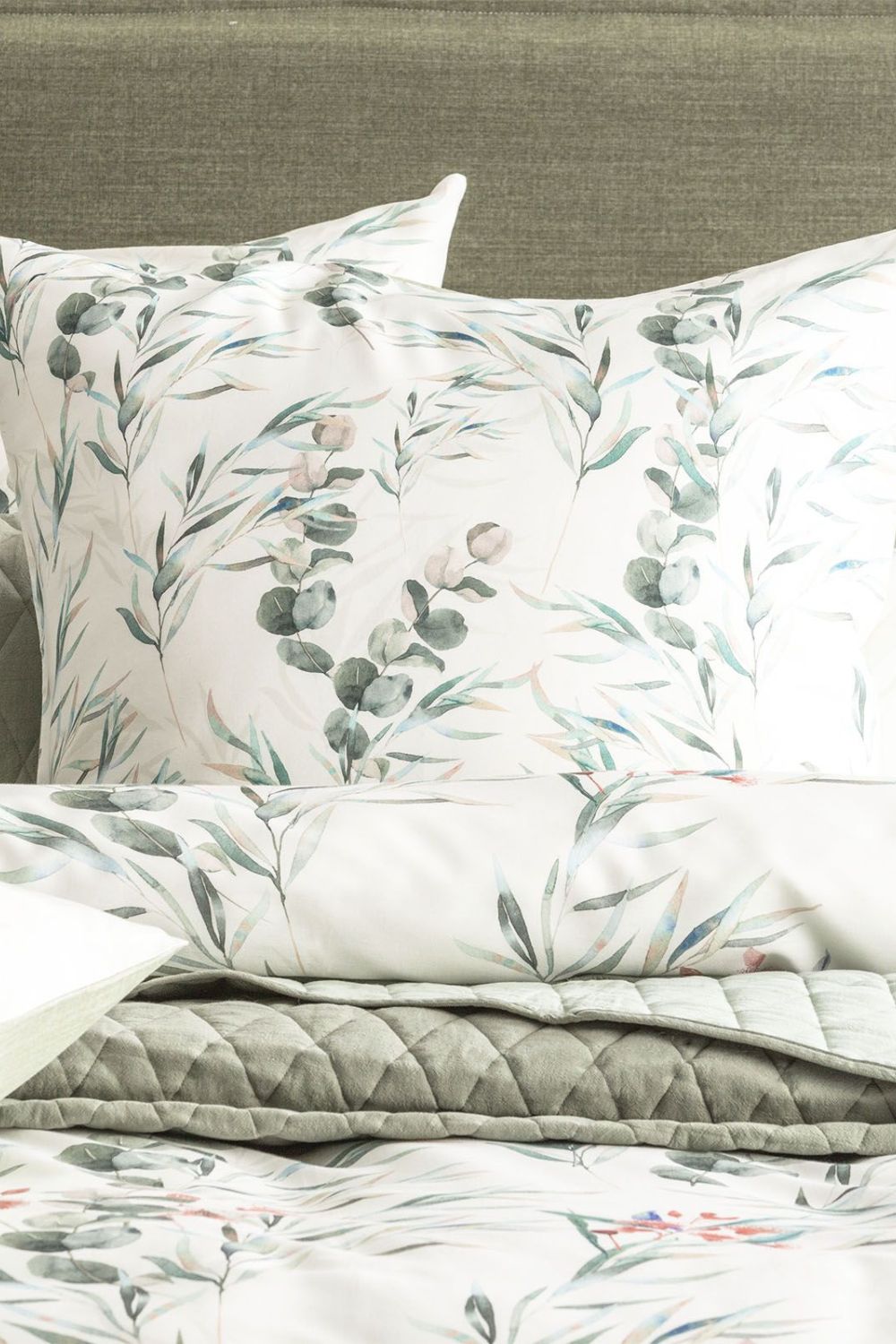 Renee Taylor 300 TC Gum Blossom Quilt Cover Set - Queen